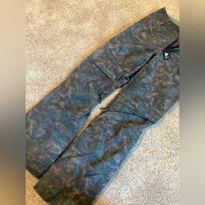 Dakine ski pants size small; brand new, never worn.